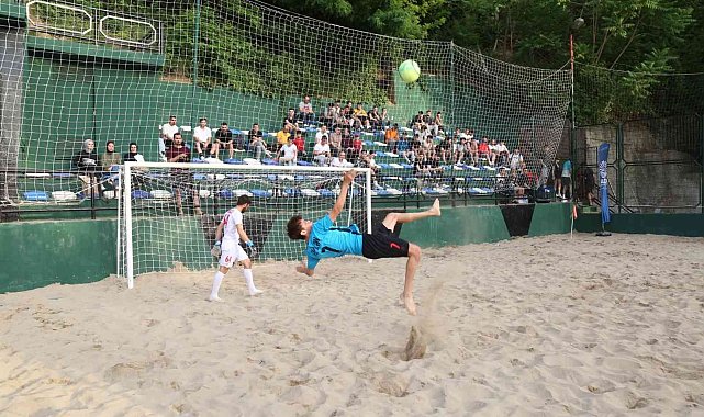 Gölcük'te kum futbol heyecanı başladı