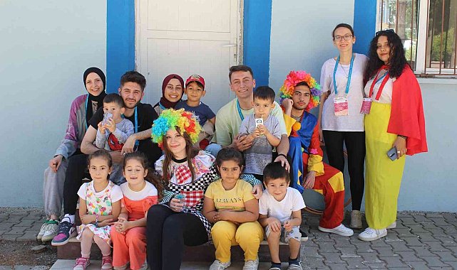 Gönüllü öğrenciler minikler için ana sınıfı kurdu