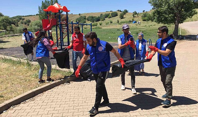 Gönüllüler çevre temizliği yaptı