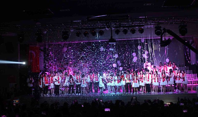 Görkemli törenle mezun oldular