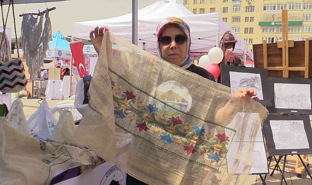 Görücüye çıkan 200 yıllık ipek kumaşa büyük ilgi