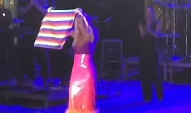 Gülşen sahnesinde LGBT bayrağı açtı! 