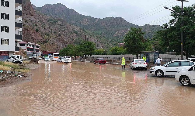 Gümüşhane'de şiddetli yağış sonrası caddeler göle döndü