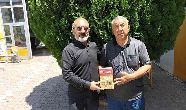 Gürbüz Alkazak, kitabını Serdar Ünsal&#039;a hediye etti