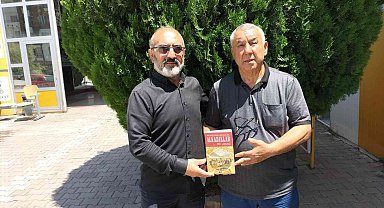 Gürbüz Alkazak, kitabını Serdar Ünsal'a hediye etti