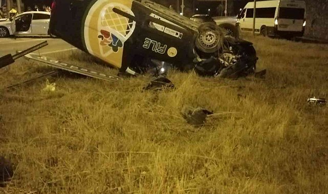 Hafif ticari araç ile otomobil çarpıştı: 2 yaralı