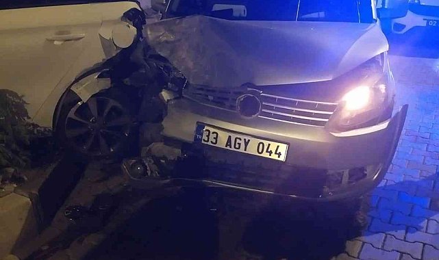 Hafif ticari araç ile otomobil çarpıştı