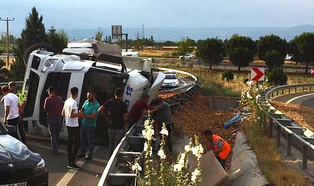 Hafriyat kamyonu devrildi, tonlarca talaş yola döküldü