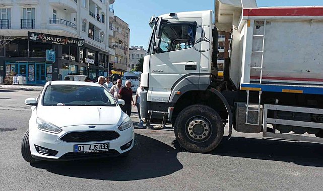 Hafriyat kamyonu otomobile çarptı