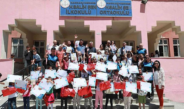 Hakkari polisi miniklerin karne heyecanına ortak oldu