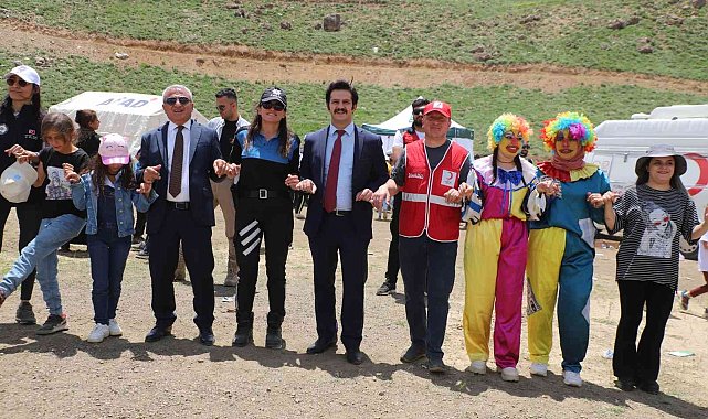 Hakkari&#039;de 2800 rakımda halaylı karne şenliği