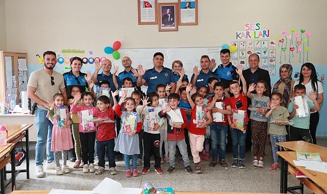Hakkari'de polis abla ve abilerine yaz tatilinde günde 1 saat okuma sözü verdiler