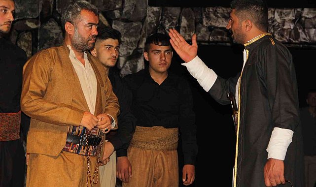 Hakkari'de "Cembeli ve Binevş" oyunu sahnelendi