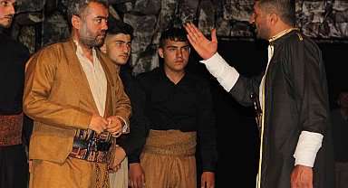 Hakkari'de "Cembeli ve Binevş" oyunu sahnelendi