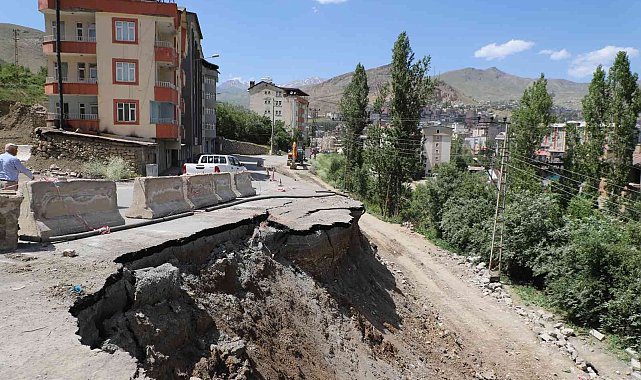 Hakkari&#039;de sanayi yolunda istinat duvarı çalışması
