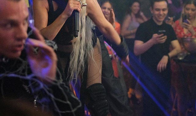 Hande Yener'e Mascotte sahnesinde öyle bir soru geldi ki!