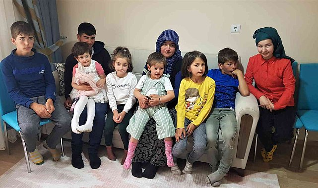 Harabe evde yaşayan 8 çocuklu Aygün ailesinin yeni ev sevinci