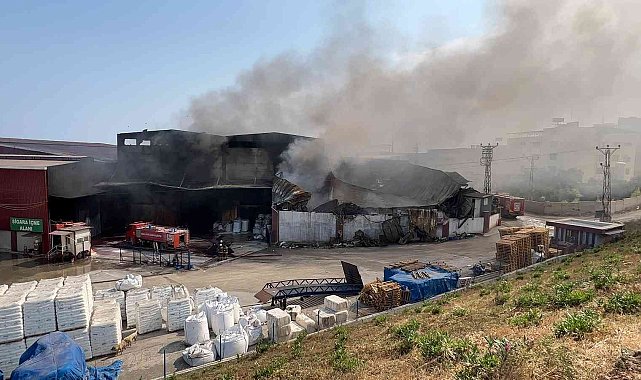 Hatay'da antrepoda çıkan yangın kısmen kontrol altına alındı