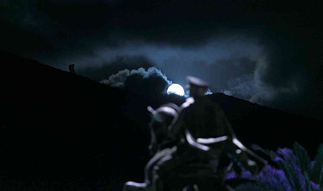 Hatay'da Atatürk büstü ile dolunay manzarası