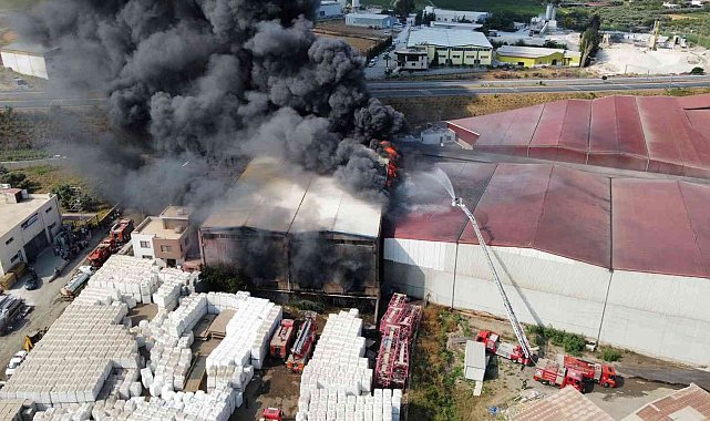Hatay&#039;daki antrepo yangınını söndürme çalışmaları sürüyor