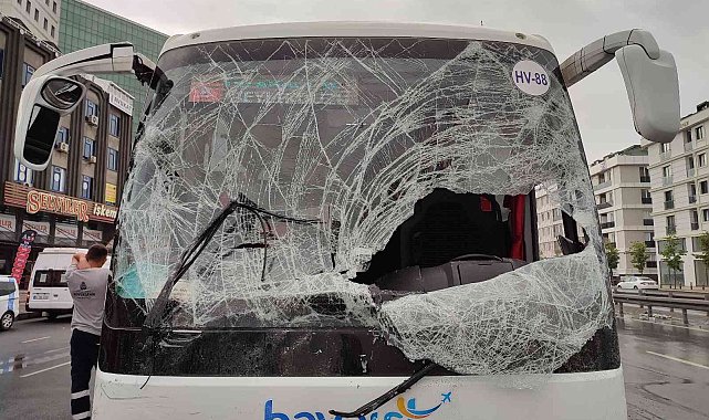 Havalimanına yolcu taşıyan otobüs kaza yapan minibüslere çarptı, o anlar kameraya yansıdı