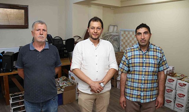 Hayırsever muhtar her ay yaklaşık 100 aileye yardımda bulunuyor