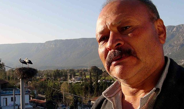 Hayvan sever Muhtar leylek yuvalarını temizletti