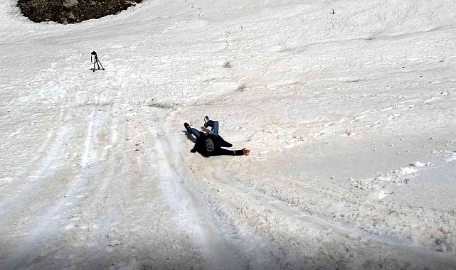 Haziran ayında kışı yaşayıp poşetle kızak keyfini çıkardılar