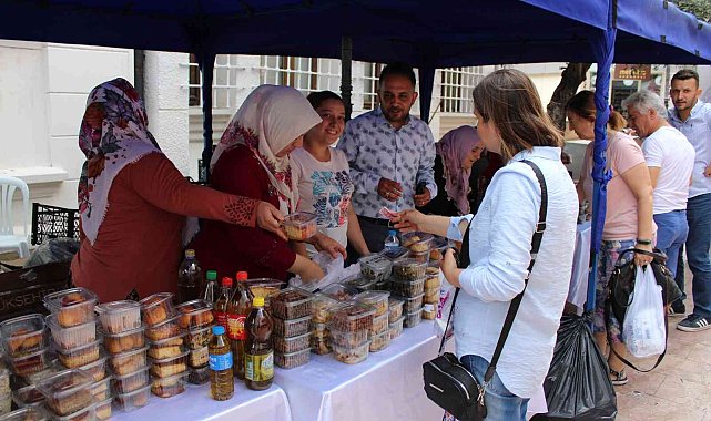 Hem okullarını tanıttılar hem destek oldular
