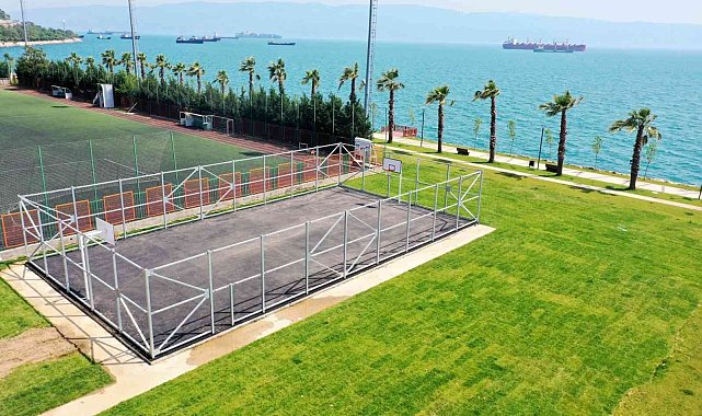 Hereke Sahil Parkındaki basketbol sahasında sona doğru