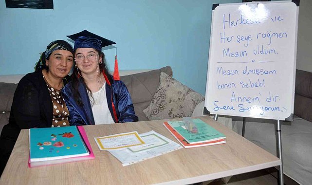 Herkes "okumayacak" dedi, annesinin 12 yıllık desteğiyle mezun oldu