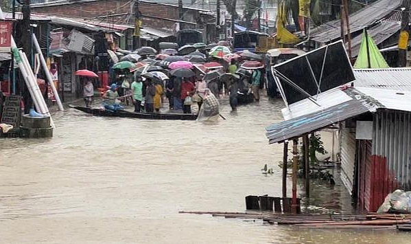 Hindistan ve Bangladeş&#039;te muson yağmurları hayatı felç etti: 34 ölü