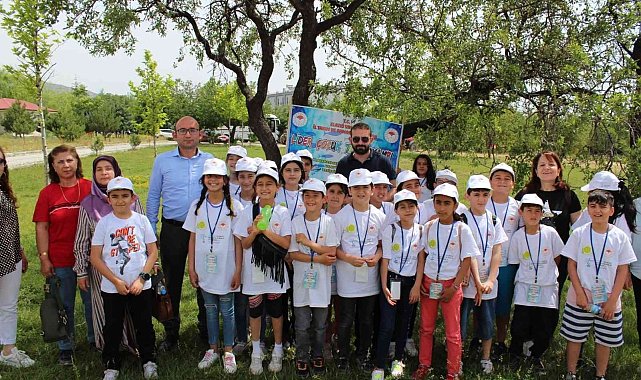 Hipodromda piknik yapan ve atlara binen çocuklar doyasıya eğlendi