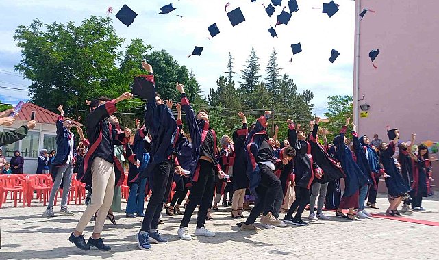 Hisarcık Anadolu Lisesi'nde yılsonu şöleni ve mezuniyet töreni