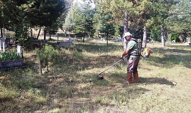 Hisarcık mezarlığında yabani ot temizliği