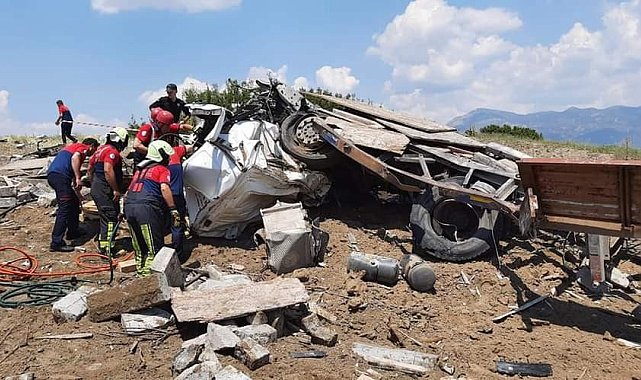 Hurdaya dönen tırdan şans eseri kurtuldu