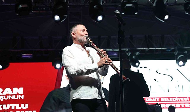 Hüsnü Şenlendirici kulakların pasını sildi