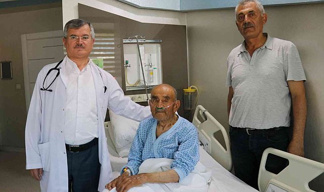 İki ana damarı kapalı olan 104 yaşındaki hasta, anjiyo ile sağlığına kavuştu