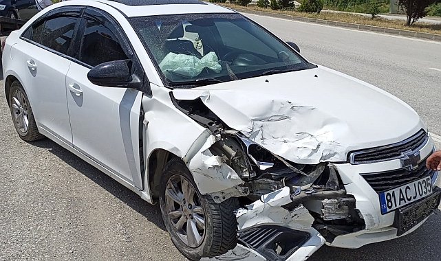 İki araç karayolunda çarpıştı, 1 kişi yaralandı