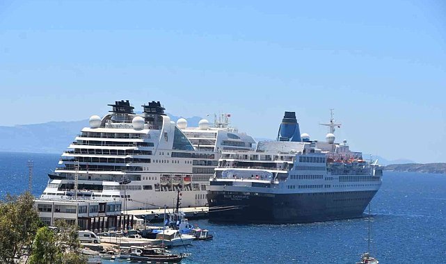 İki dev yolcu gemisi Bodrum&#039;a geldi