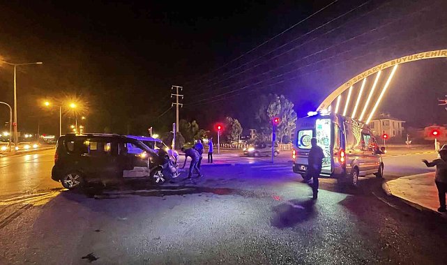 İki hafifi ticari araç çarpıştı: 3 yabancı uyruklu şahıs yaralandı