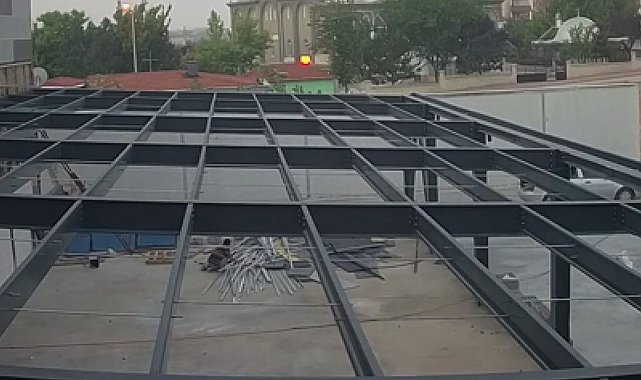 İnşaat hırsızı önce güvenlik kameralarına ardından polise yakalandı