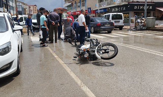 Islak zeminde kayan motosiklet yayaya çarptı
