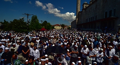 İsmailağa cemaati lideri Mahmut Ustaosmanoğlu'nun cenazesine hangi isimler katıldı?