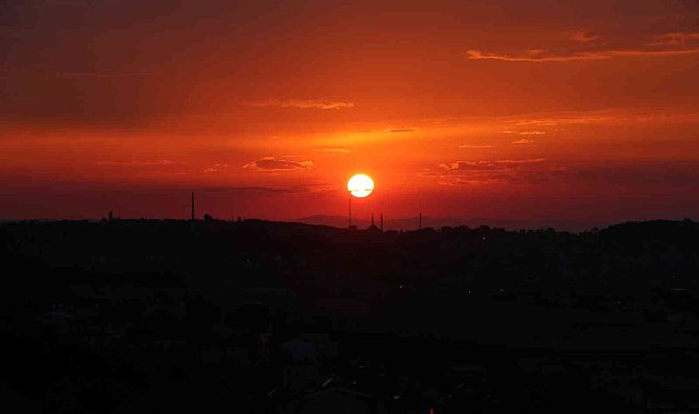 İstanbul'da gün batımı kartpostallık manzara oluşturdu