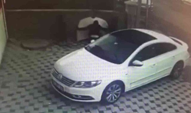 İstanbul'da otomobillere dadanan kaput hırsızı kamerada