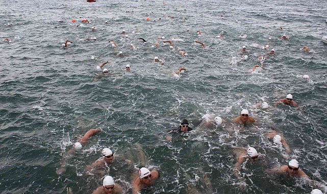 İstanbul&#039;dan gelen 156 yüzücü, Kiraz Festivali&#039;nde 4 kilometreye kulaç attı