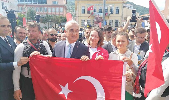 İstanbul'dan İnebolu'ya kanolarla taşınan Türk bayrağı, İnebolu Limanına ulaştı