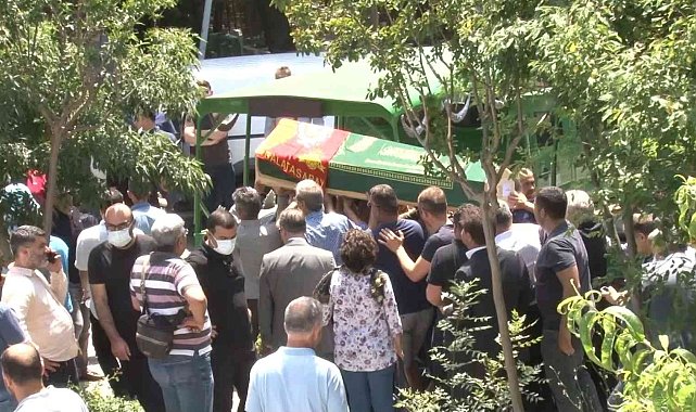 İtalya&#039;daki helikopter kazasında hayatını kaybeden Altuğ Erbil toprağa verildi