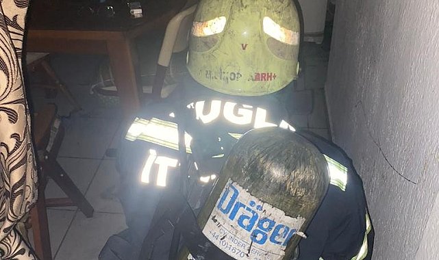 İtfaiye ekipleri, yanan evi söndürmek ve içeride bulunan kedi yavrusunu kurtarmak için seferber oldu